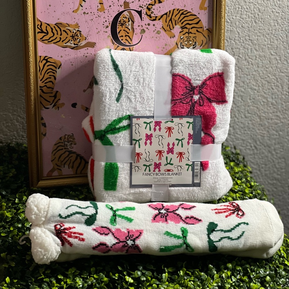 🎀🎀Fancy bows blanket with matching socks 🎀🎀